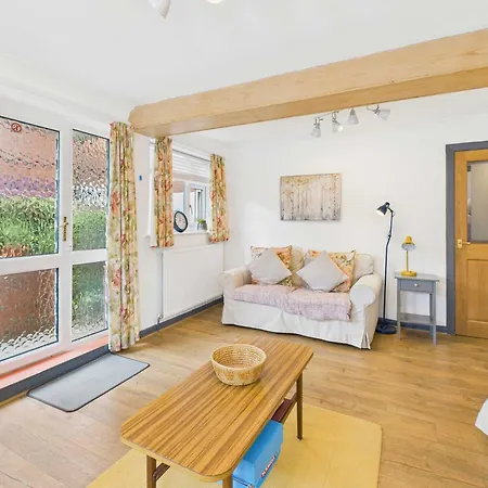 Host & - Look Flat * Scarborough